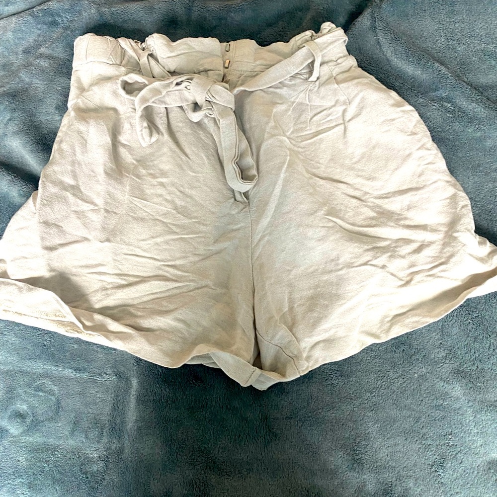 H&M highwasted linen shorts - Picture 2 of 4